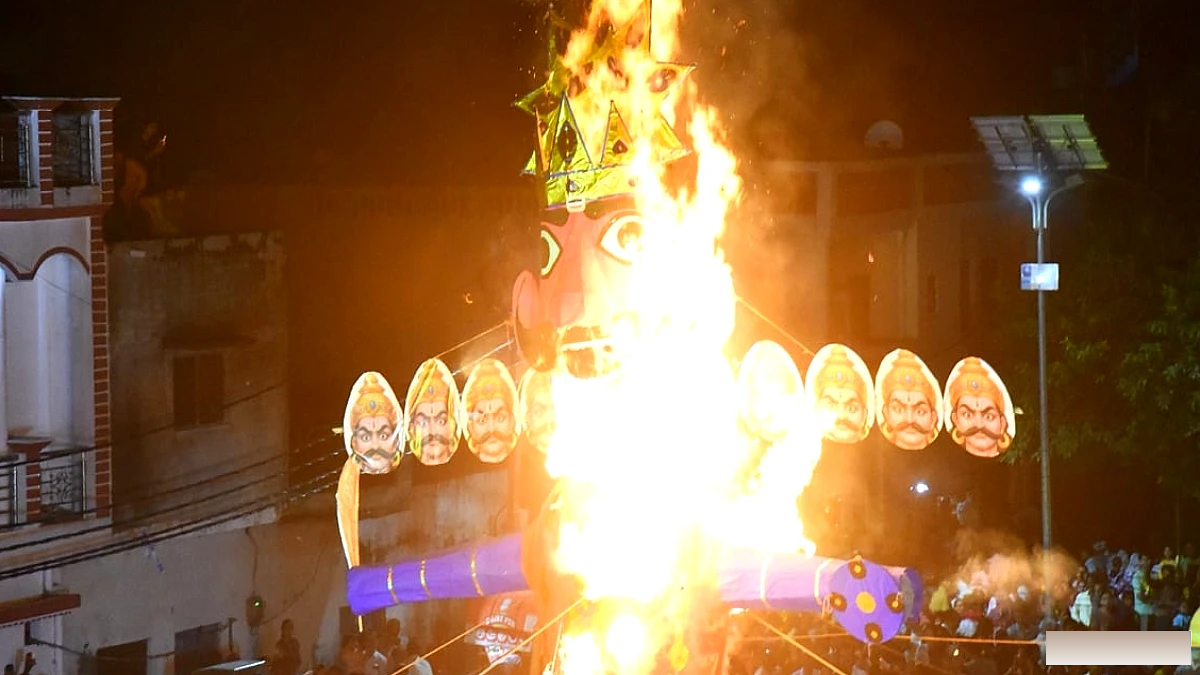 रामलीला में रावण के पुतले का हुआ दहन, बुराई जलकर राख, फैला सत्य का उजाला; देखें तस्वीरें
