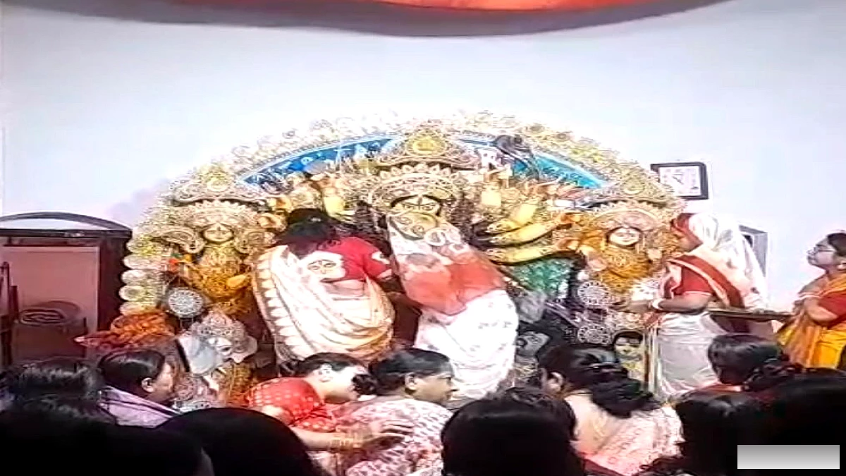 सिंदूर खेला के साथ मां दुर्गा को विदाई, 105 साल पुरानी बंगाली परंपरा में अगले साल फिर आने की प्रार्थना