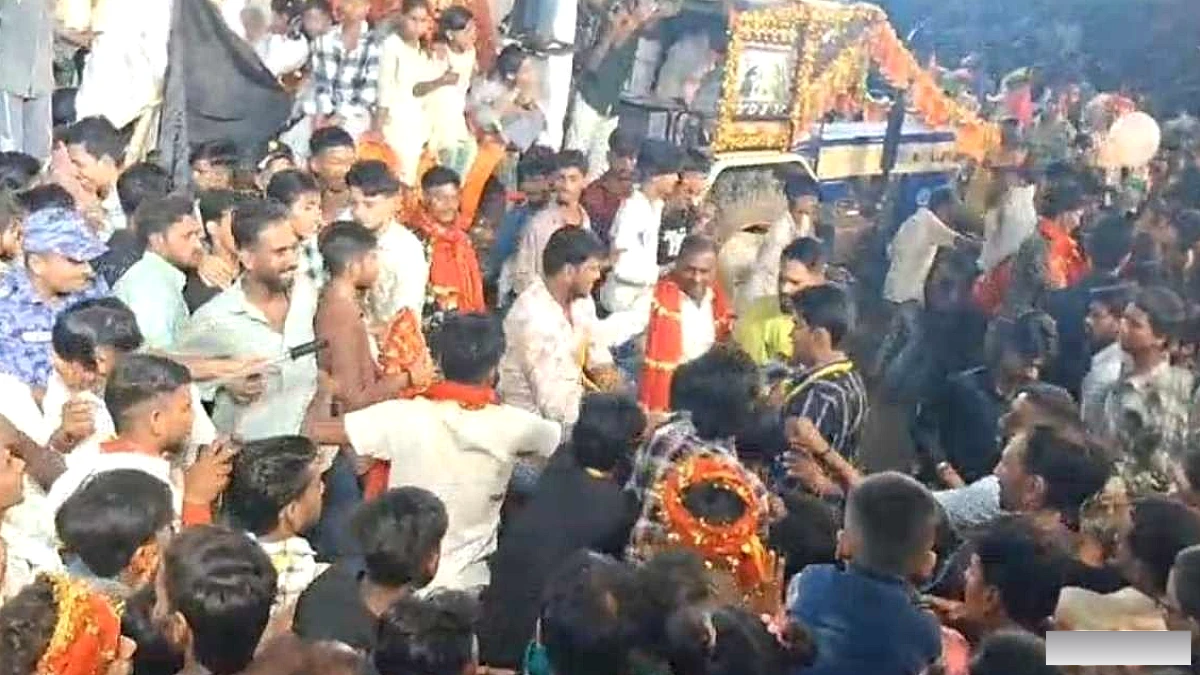 दशहरा आयोजन में बवाल, महिलाओं समेत दो गुटों में मारपीट; डीजे पर अश्लील गाने बजाने का आरोप