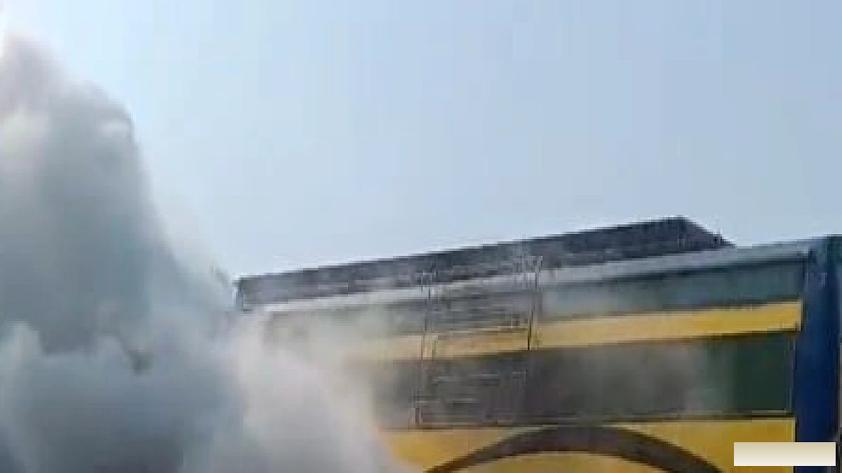 चलती बस बनी आग का गोला, यात्रियों में मची चीख-पुकार; चालक की सूझबूझ से टला बड़ा हादसा