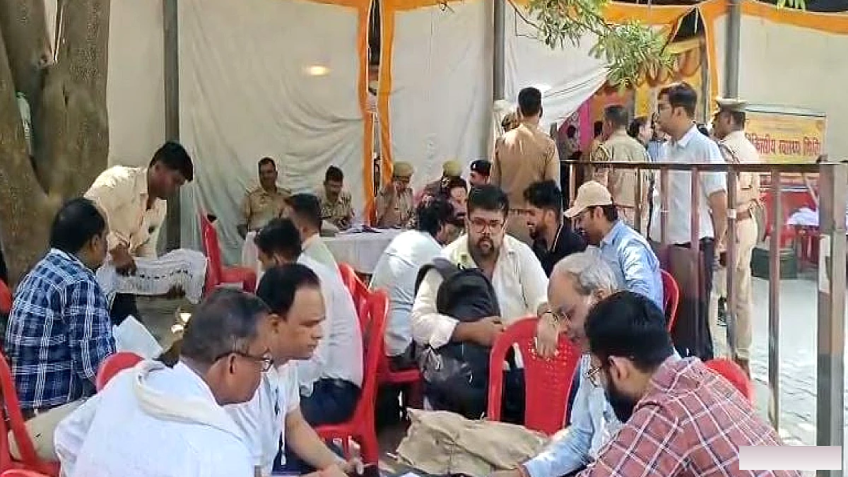 मुख्यपुड़ी में शिक्षक‑स्नातक चुनाव: 25 पोलिंग पार्टियां रवाना, 14,776 मतदाता मतदान करेंगे