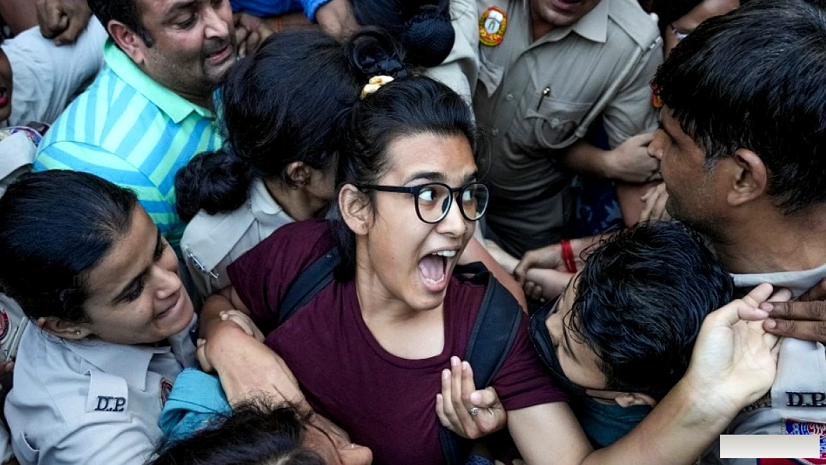 हाई कोर्ट की 'बैड बॉय' टिप्पणी पर सरकार का बचाव: क्या नेहा बोरा सच में 'दूध के धुले'?