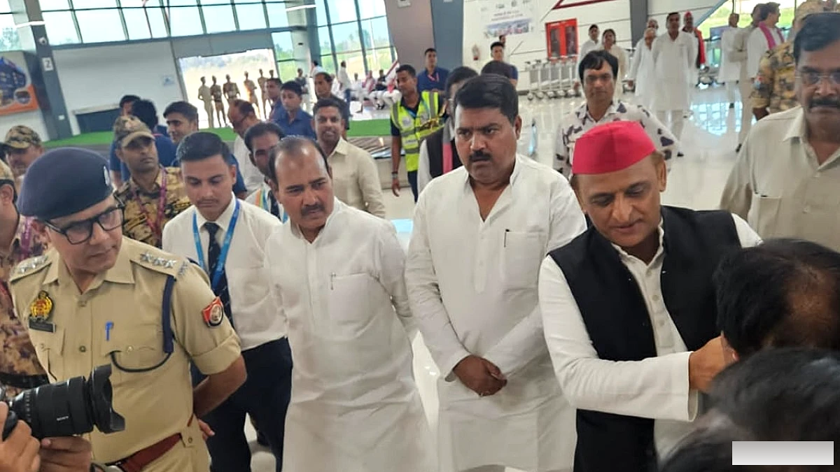 दस मिनट की मुलाकात से सियासी सरगर्मी बढ़ा गए अखिलेश यादव, एयरपोर्ट पर पदाधिकारियों से मिले