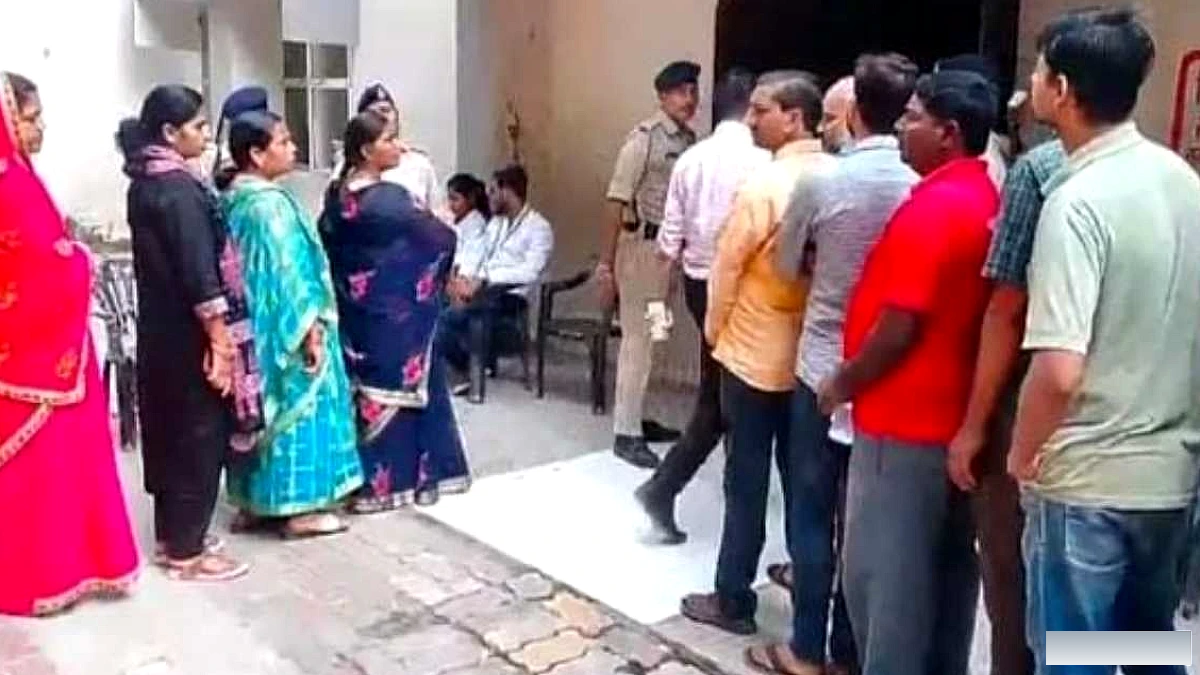 बेगूसराय एमएलसी चुनाव: 49 केंद्रों पर मतदान शुरू, 31,252 मतदाता करेंगे वोट; डीएम रिची पांडेय कर रहे निगरानी