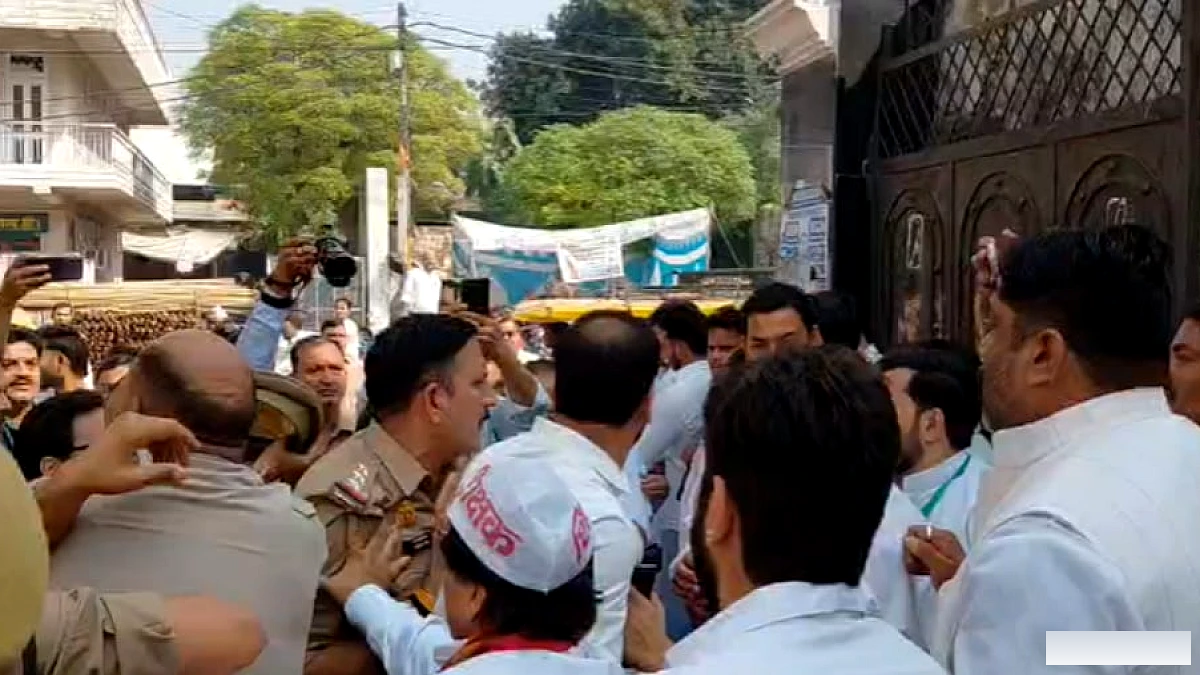 मुजफ्फरनगर में MLC चुनाव के दौरान भाजपा‑सपा नेताओं के बीच धक्का‑मुक्की, धांधली के आरोप, DM ने की जांच