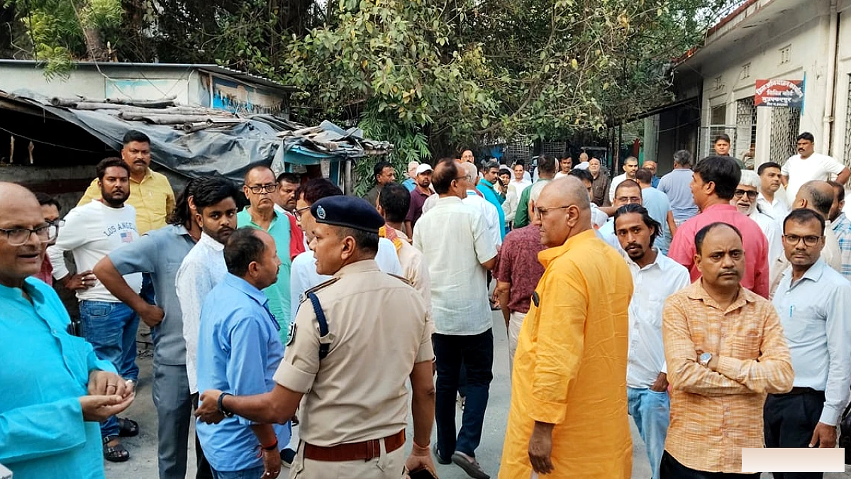 मुजफ्फरपुर में चुनावी बूथ पर टकराव, पुलिस ने शांत किया