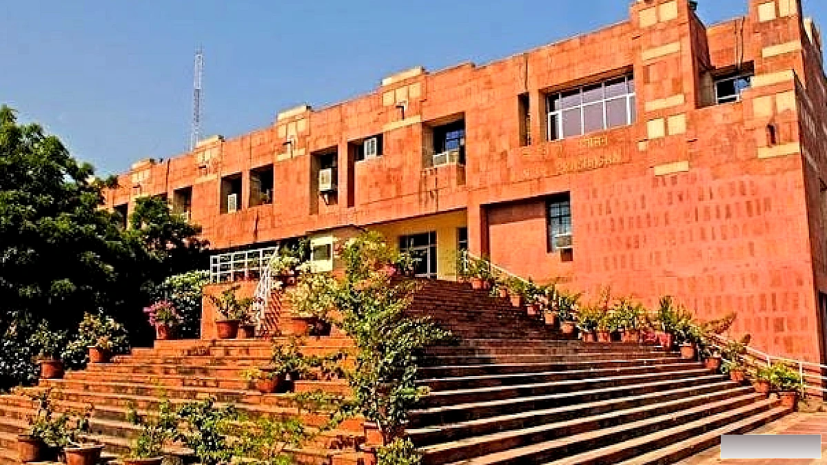 JNU की दीवारों पर “फ्री उमर खालिद” व “लॉन्ग लिव नक्सलबाड़ी” के नारे, ABVP ने की कार्रवाई की मांग