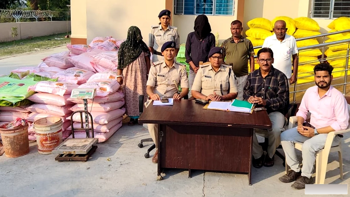 मुजफ्फरपुर में अवैध खाद फैक्टरी का भंडाफोड़, 208 बोरियां और दो पिकअप जब्त; महिला समेत दो गिरफ्तार