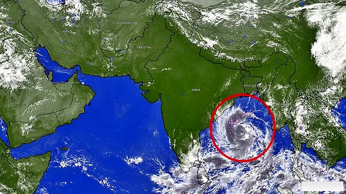 बंगाल की खाड़ी में तेज़ी से बढ़ता तूफान, तट पर खतरा