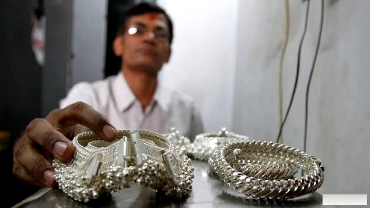 चांदी की कीमत में बड़ी गिरावट, अब ₹2.25 लाख/किग्रा; सोना स्थिर