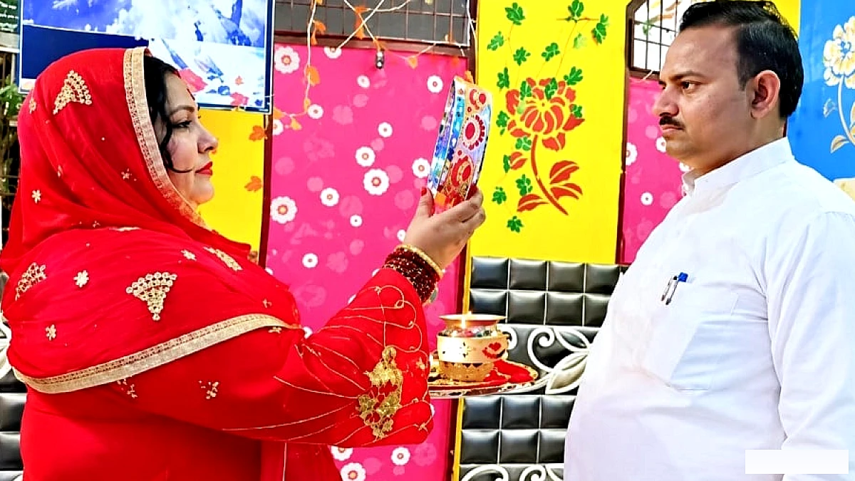 अलीगढ़ की रूबी खान ने पति की दीर्घायु के लिए करवा चौथ व्रत रखा