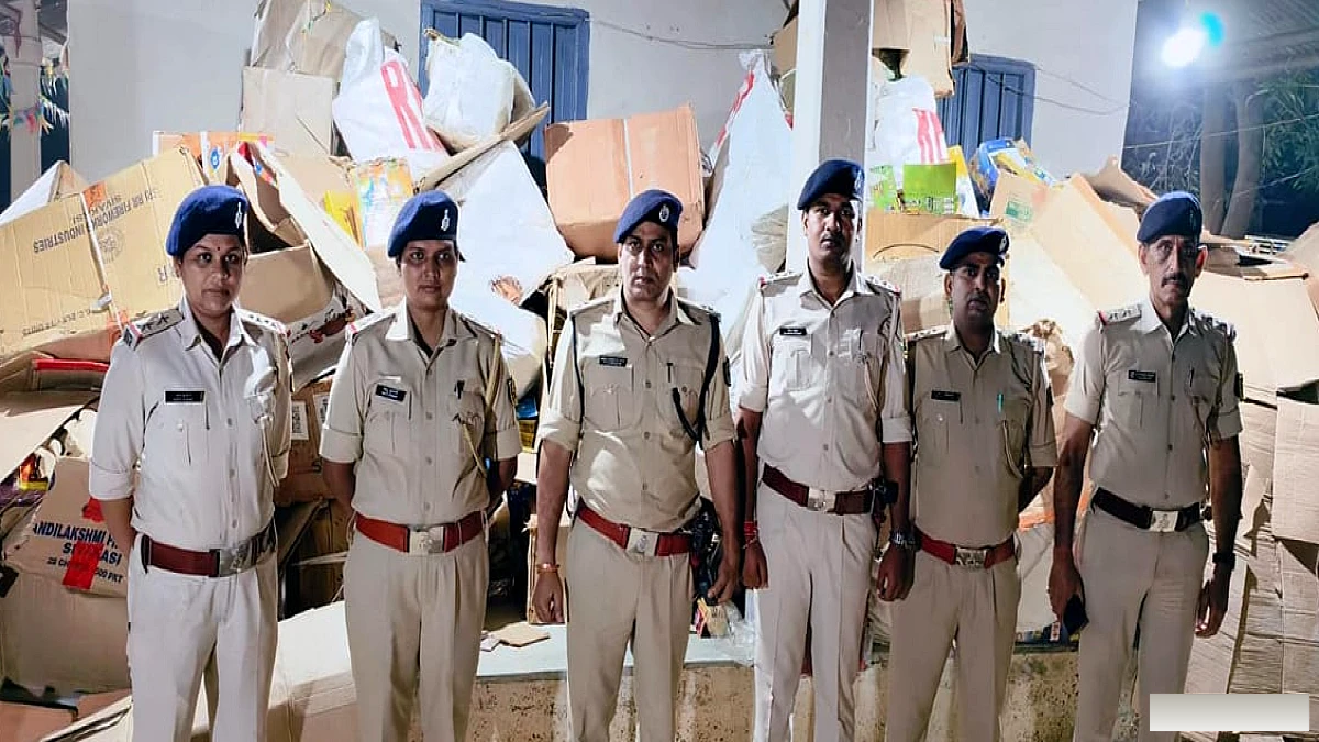 पटाखा कारोबार पर पुलिस का बड़ा प्रहार, 1.18 करोड़ के अवैध पटाखे जब्त; मुख्य आरोपी फरार