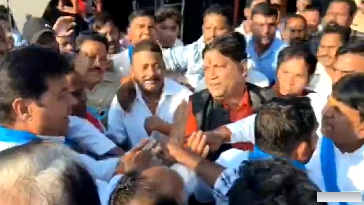मुजफ्फरनगर में राज्यमंत्री कपिल देव अग्रवाल और सपा नेता राकेश शर्मा के बीच सरेआम झड़प