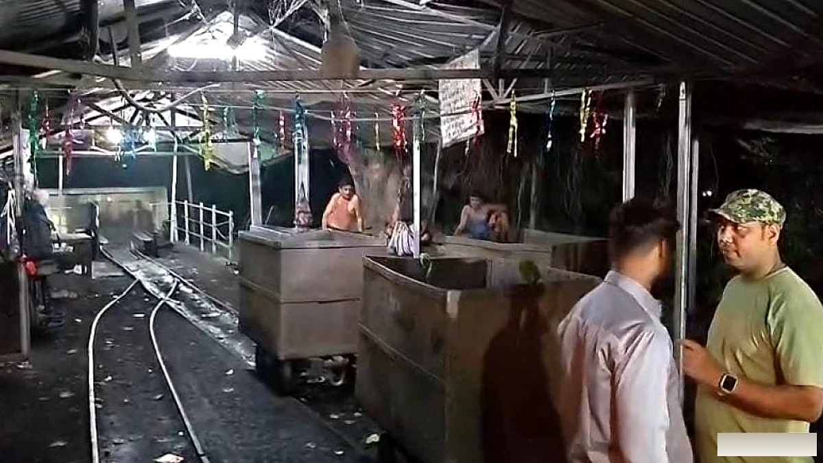 पश्चिम बंगाल की कोयला खदान में लिफ्ट फेल, 12‑14 मजदूर 200 फीट नीचे फँसे