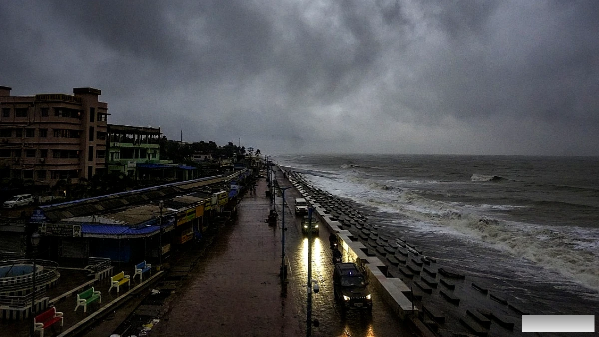 साइक्लोन ऑर्नब का रौद्र रूप, ओडिशा की ओर बढ़ता, 5 राज्यों में अलर्ट, 53 ट्रेनें रद्द