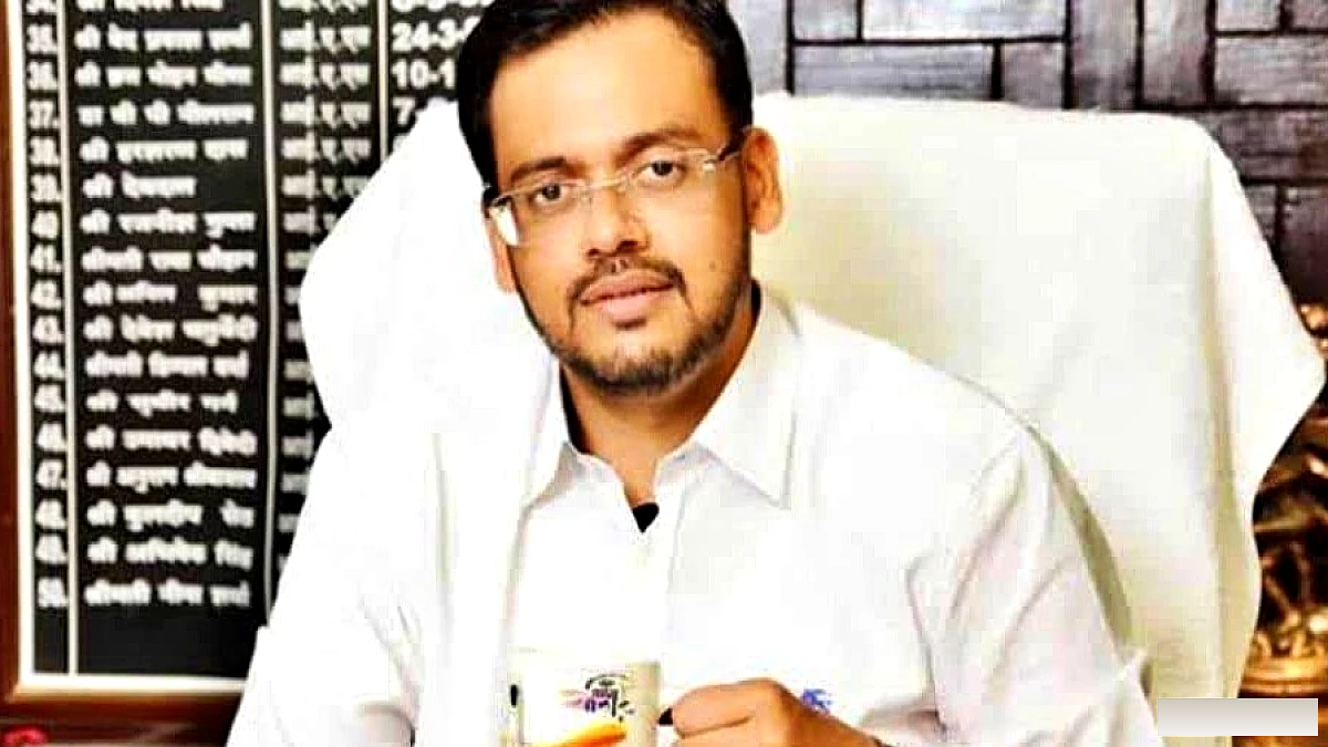 गोरखपुर में IAS अभय सिंह को चुनाव पर्यवेक्षक पद से हटाया, 2019 के खनन मामले की फिर से चर्चा
