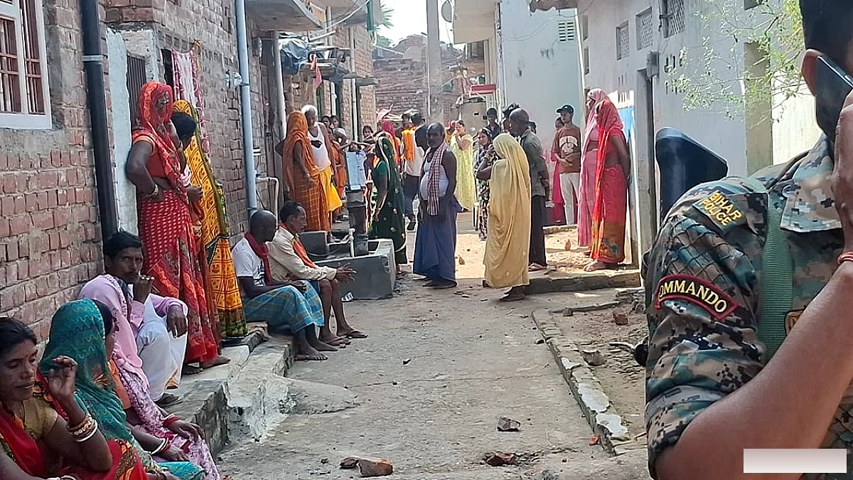 मूर्ति विसर्जन के बाद गाना बजाने को लेकर विवाद, मनकौरा में पथराव और फायरिंग का आरोप, 10 हिरासत में