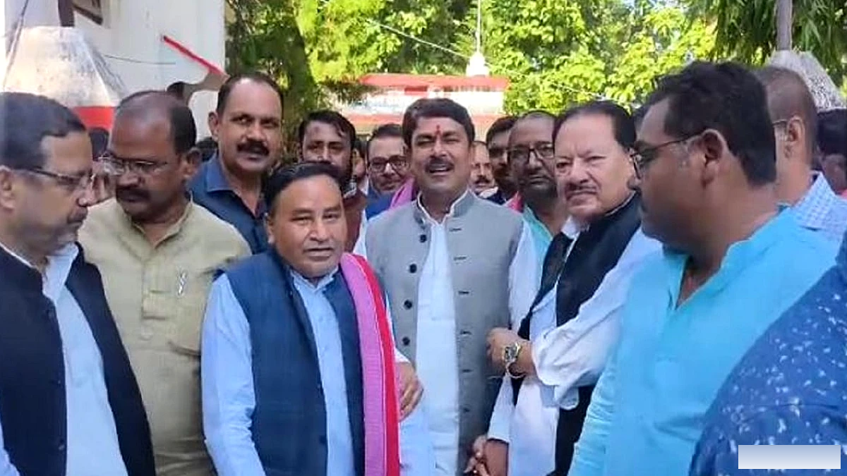 सपा ने लखीमपुर खीरी में पूर्व भाजपा सांसद के समर्थकों के खिलाफ मतदान केंद्र पर विरोध जताया
