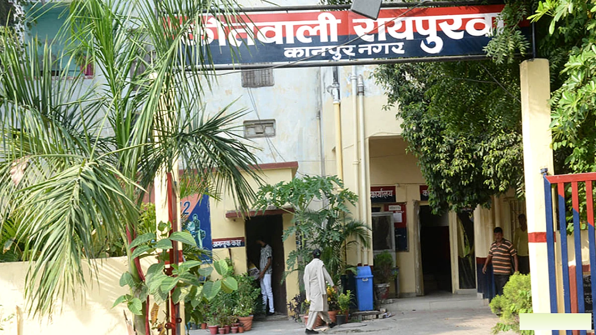 सीसीटीवी बंद कर शोरूम से 16 मिनट में चोरी