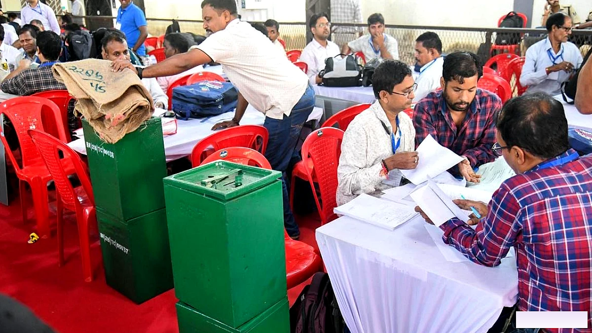 यूपी में SP का ध्वज, पटना में अनंत सिंह की उलटी चाल