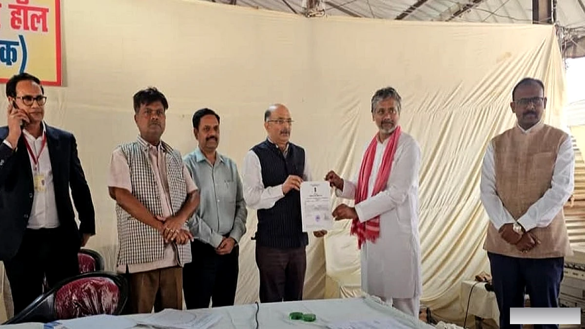 आगरा के शिक्षक ने एमएलसी चुनाव में जीत पाई: डॉ. आकाश अग्रवाल को मिला प्रमाणपत्र