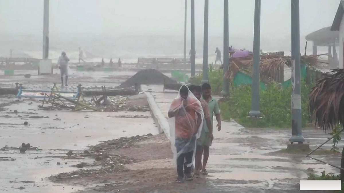 साइक्लोन अर्नब ने आंध्र‑प्रदेश और ओडिशा के तटीय क्षेत्रों में मचाई तबाही, 5 वीडियो में देखें असर