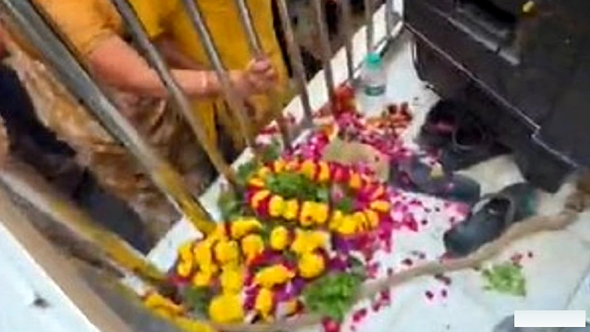 बांकेबिहारी मंदिर में जूते-चप्पलों के बीच फूल-माला और तुलसी, भक्तों में आक्रोश, व्यवस्था पर सवाल