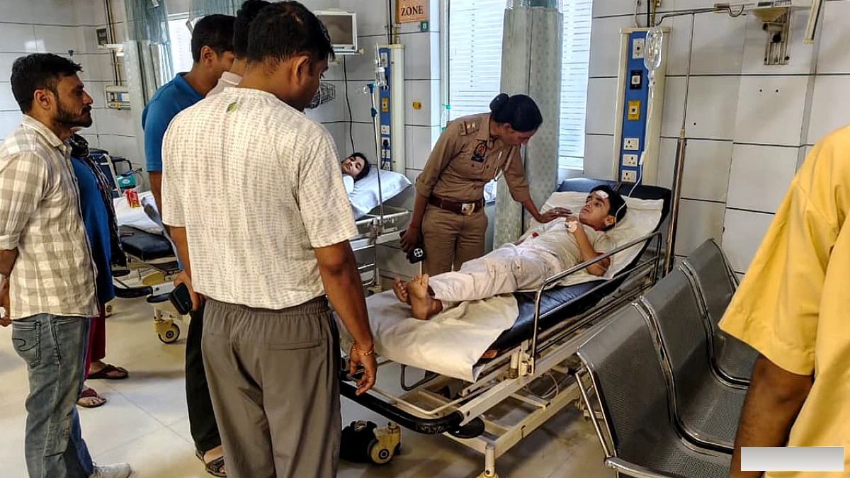 बच्चों से भरी स्कूल बस पलटी, 10 से अधिक बच्चे घायल; चालक फरार