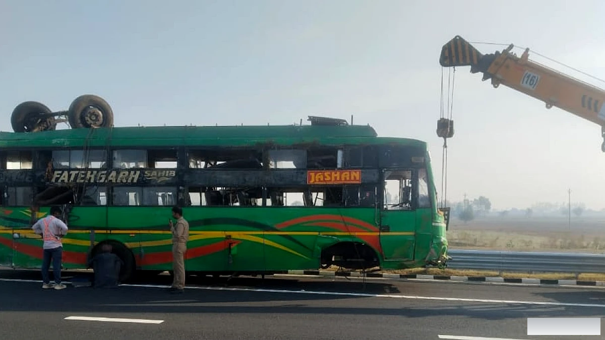 गंगा एक्सप्रेसवे पर बस पलटी, 20-25 यात्रियों को चोट