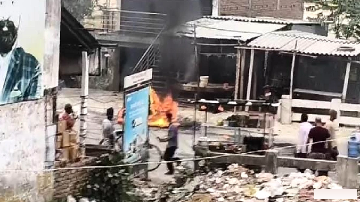 बाइक की भीषण टक्कर, देखते ही देखते आग का गोला बनी बाइक; दो लोग झुलसे