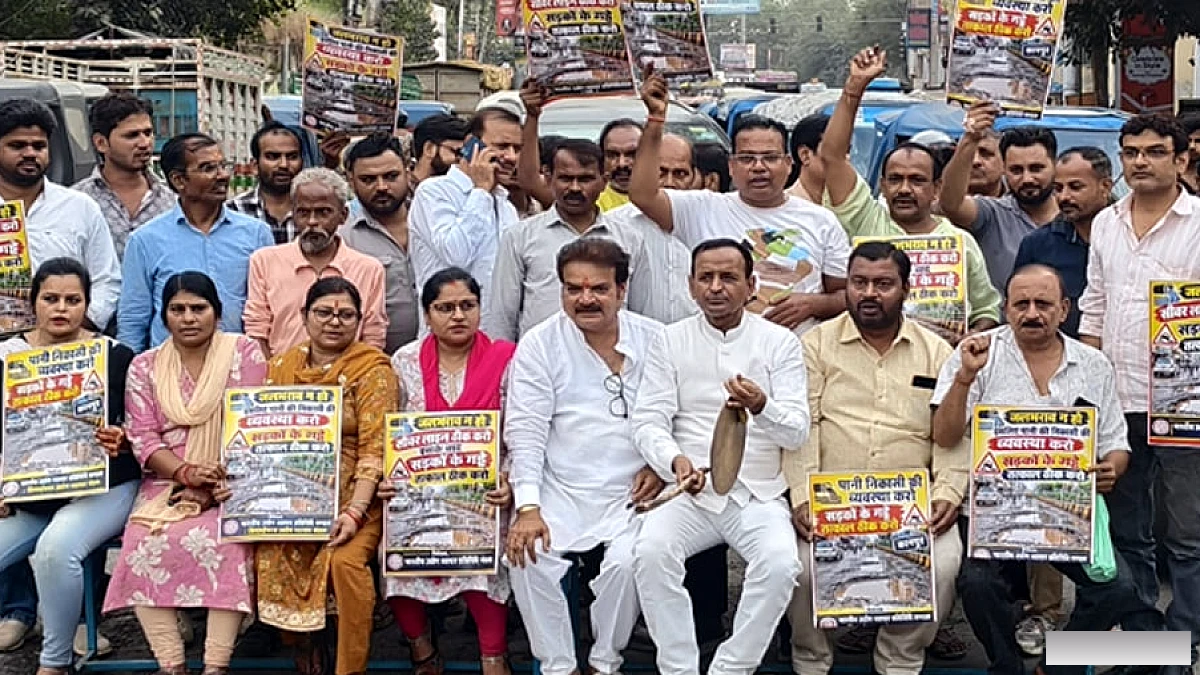 घंटाघर मार्ग पर व्यापारियों का प्रदर्शन, घंटा-घड़ियाल बजाकर जताया विरोध