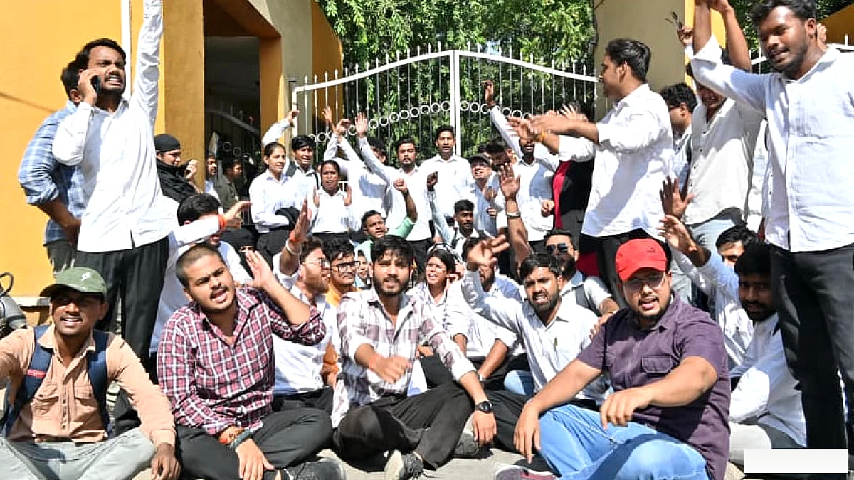 कानपुर में डीसी लॉ कॉलेज को स्वकेंद्र न बनाने पर छात्रों ने किया प्रदर्शन, कुलपति ने दिया चेतावनी संदेश