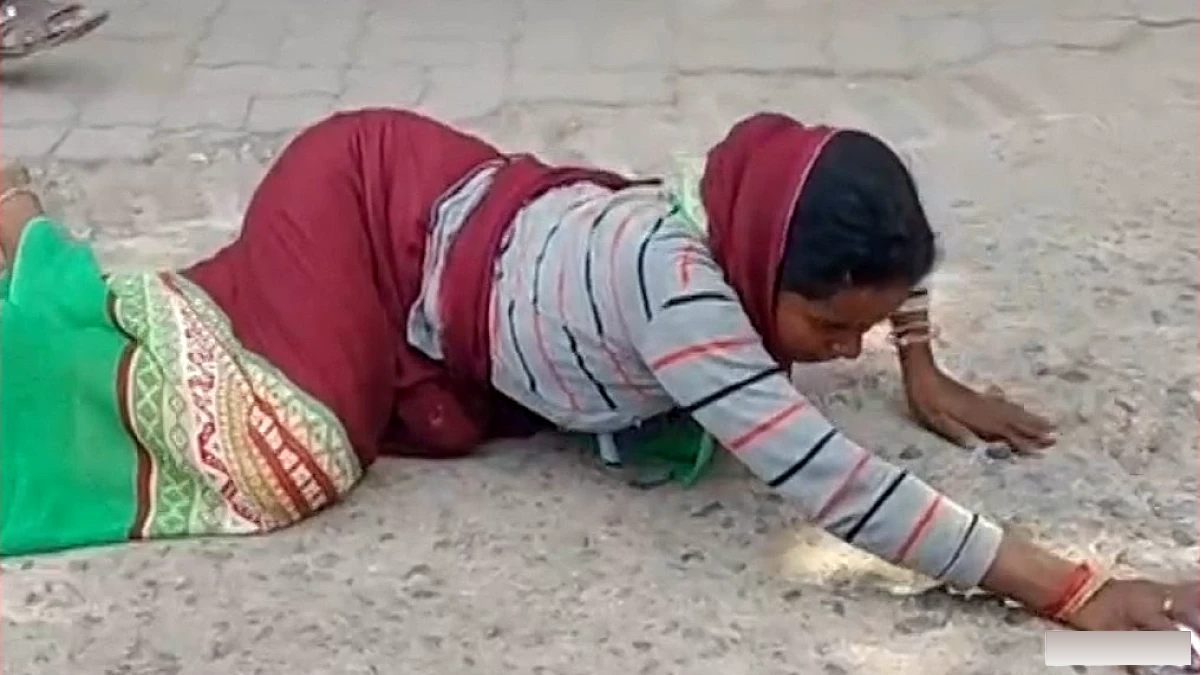दंडवत होकर कलेक्ट्रेट पहुँची महिला, न्याय की माँग