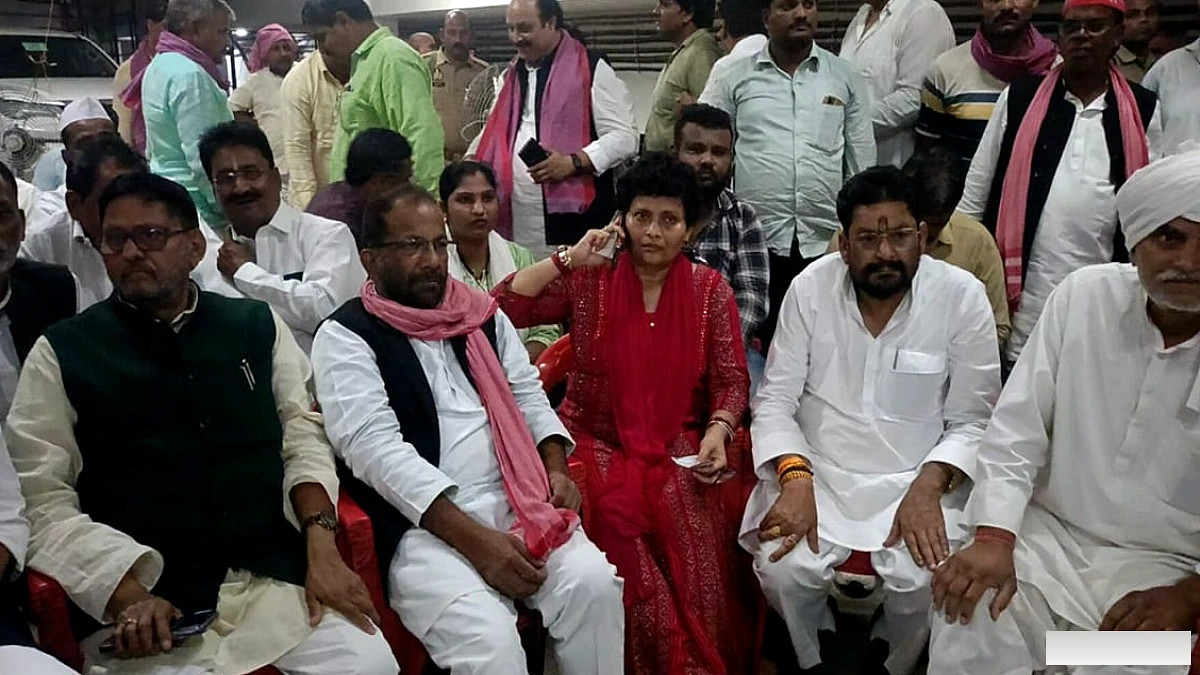 वाराणसी में आशुतोष सिन्हा ने बनाई बढ़त, सपा कार्यकर्ताओं में जश्न का माहौल