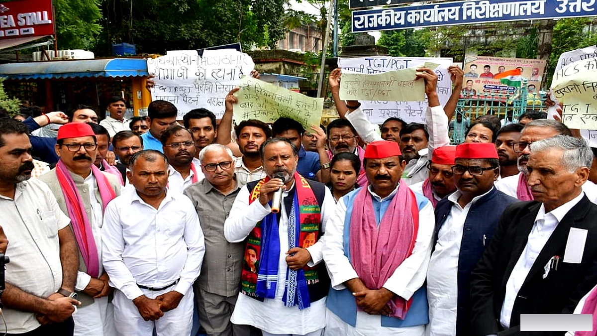 आंदोलन रत छात्रों के साथ धरने पर बैठे एमएलसी डॉ मानसिंह यादव एवं सपा प्रदेश अध्यक्ष श्यामलाल पाल