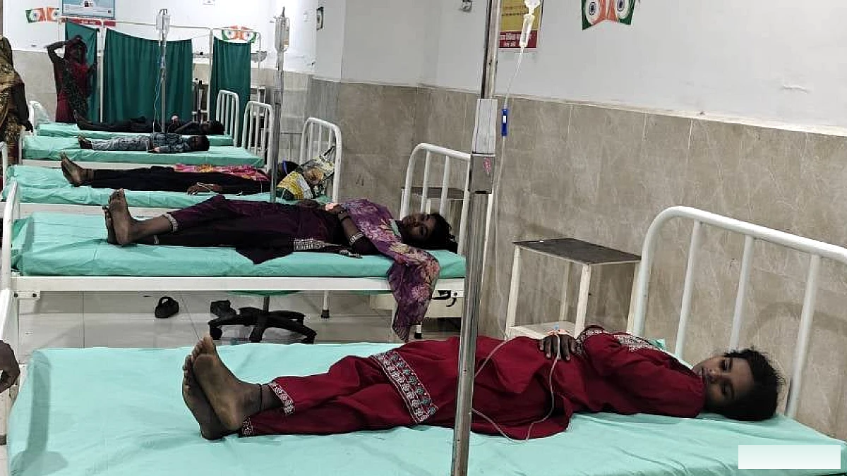 अमेठी मेले में खस्ता खाने से 17 लोग बीमार, मेडिकल कॉलेज में भर्ती