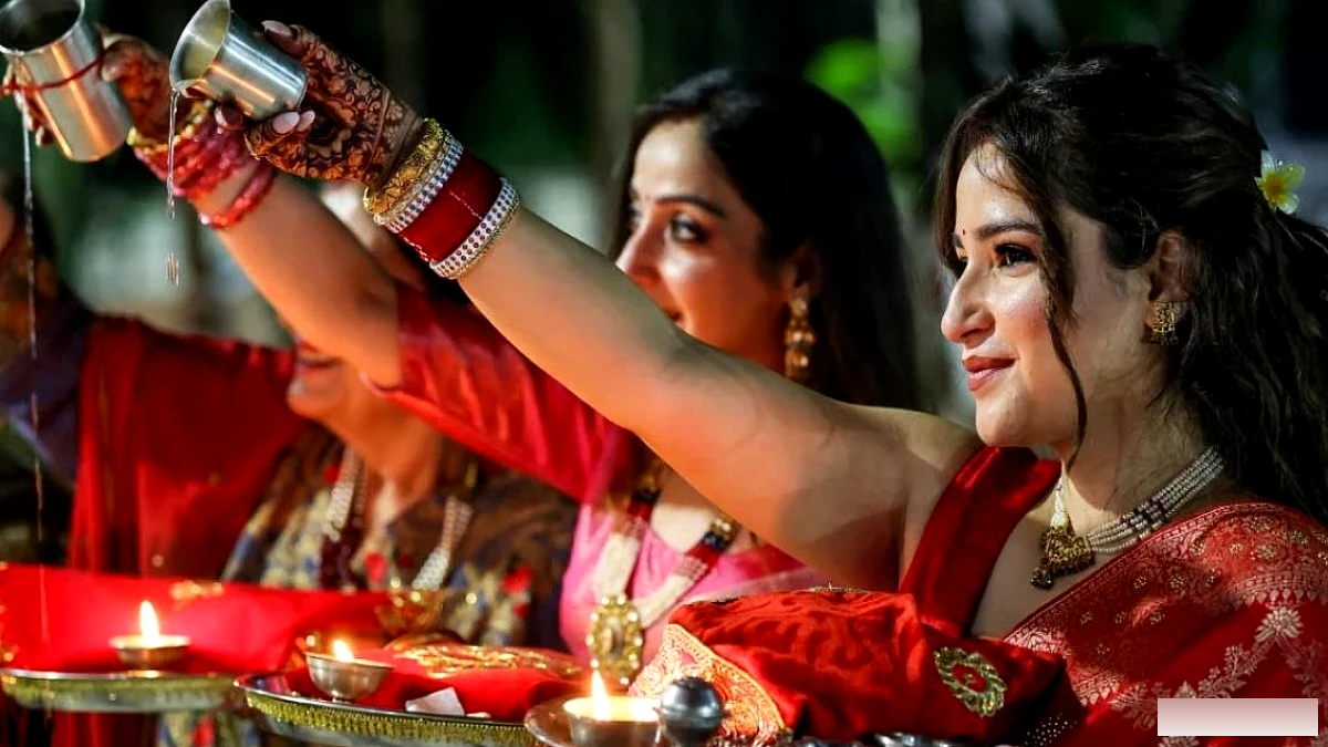 करवा चौथ का चाँद दिखा, व्रत खोलने की रस्में शुरू
