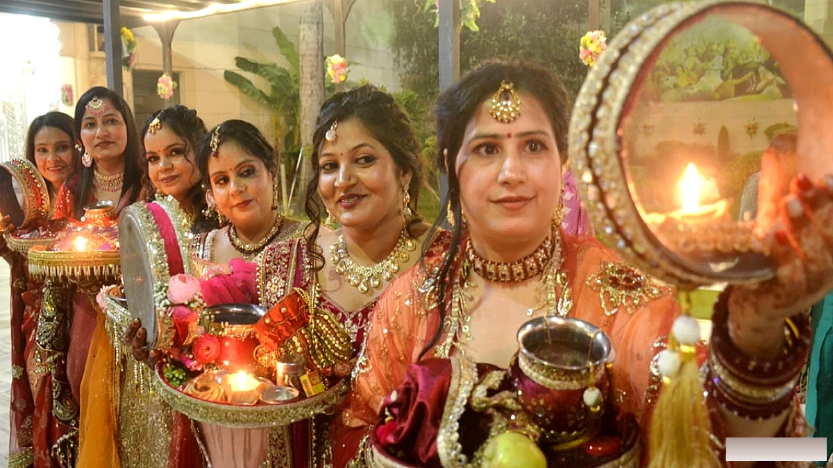 करवाचौथ पर चाँद की दैदारी, बरेली में सुहागिनों ने विधि-विधान से व्रत खोला