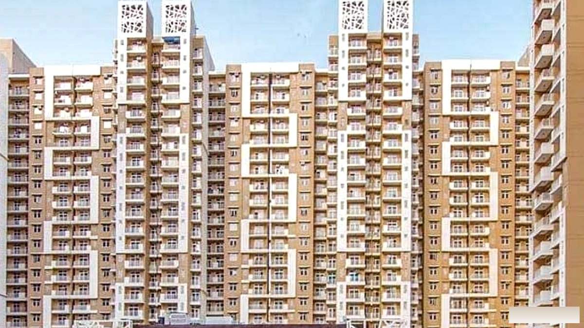 ग्रेटर नोएडा में बालकनी से फिसलते बाप‑बेटे की 23वीं मंजिल से गिरकर मौत