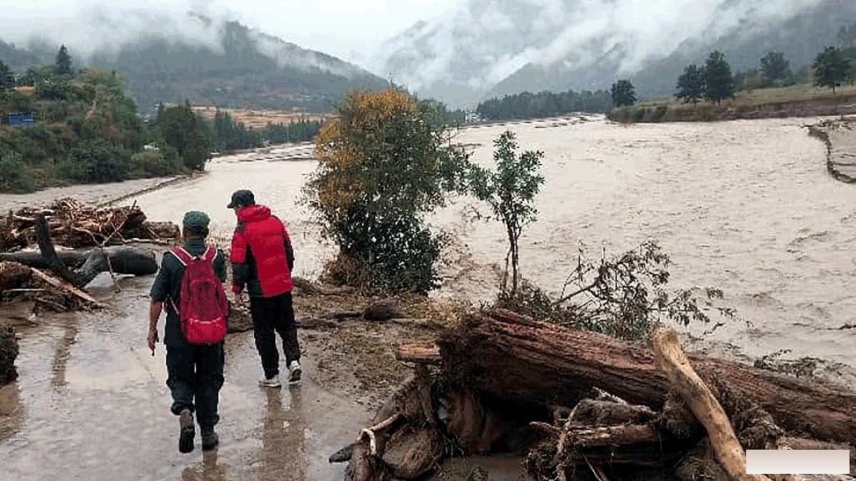भूटान में ग्लेशियर झील के फटने से आई तबाही, भारत में बढ़ी चिंता; पश्चिम बंगाल‑असम में बाढ़ चेतावनी