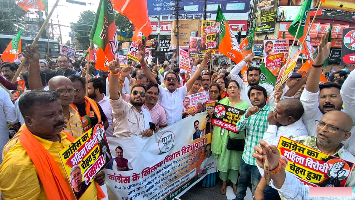 पटना में सडक पर उतरे अभाविप के कार्यकर्ता, 'लोकतंत्र बचाने और अराजकता रोकने की अपील
