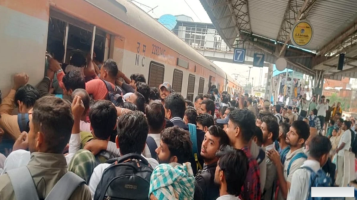 पीईटी परीक्षा के बाद अलीगढ़ स्टेशन पर भीड़ का सैलाब, ट्रेनें पड़ीं छोटी