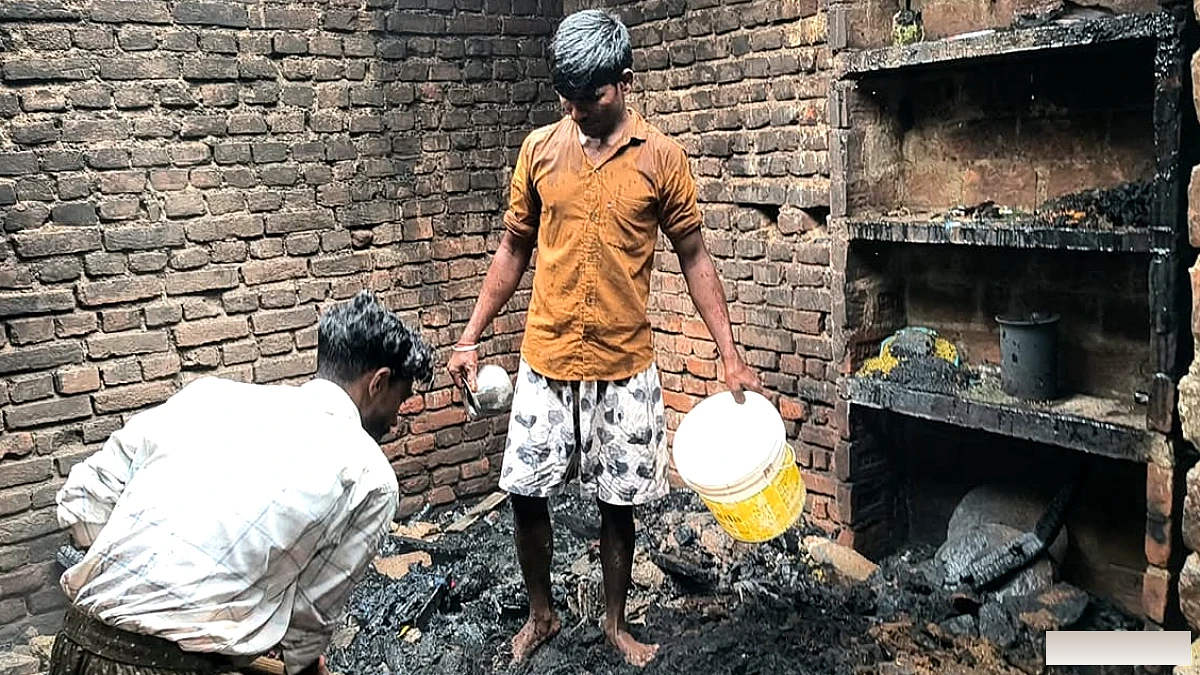खाना बनाने के लिए जलाया चूल्हा, अचानक भड़क उठी आग; देखते ही देखते राख हो गया पूरा घर