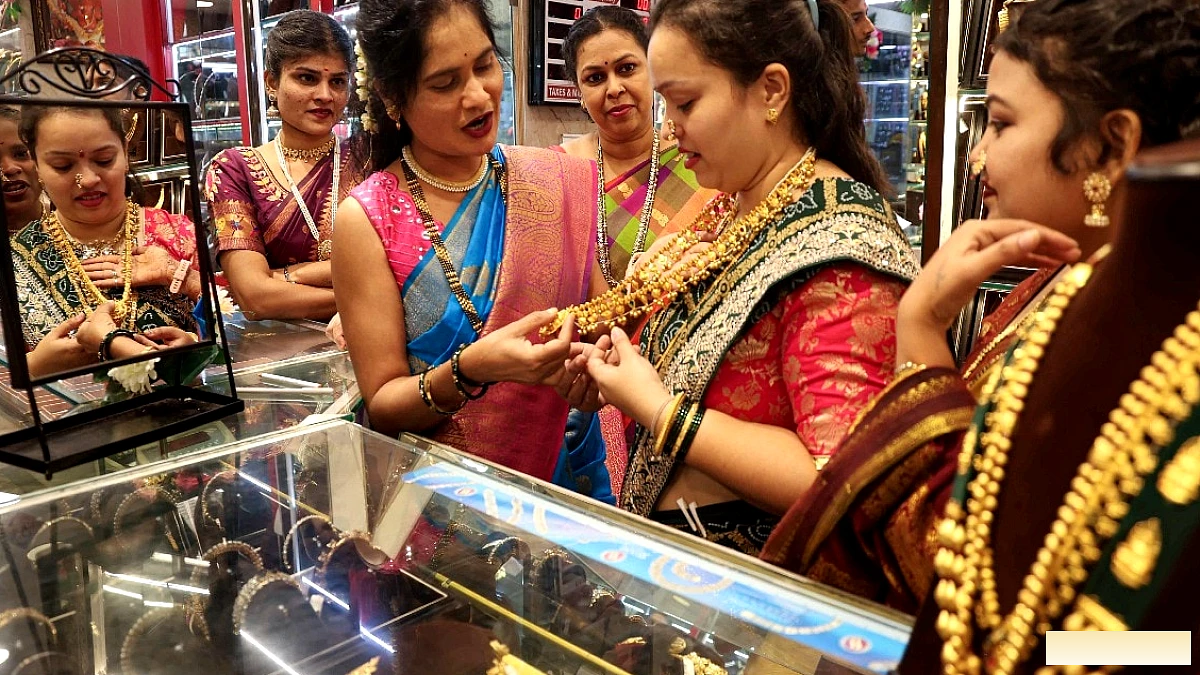 धनतेरस से पहले सोने की कीमत में 50 हज़ार की गिरावट, निवेशकों के लिए सुनहरा मौका