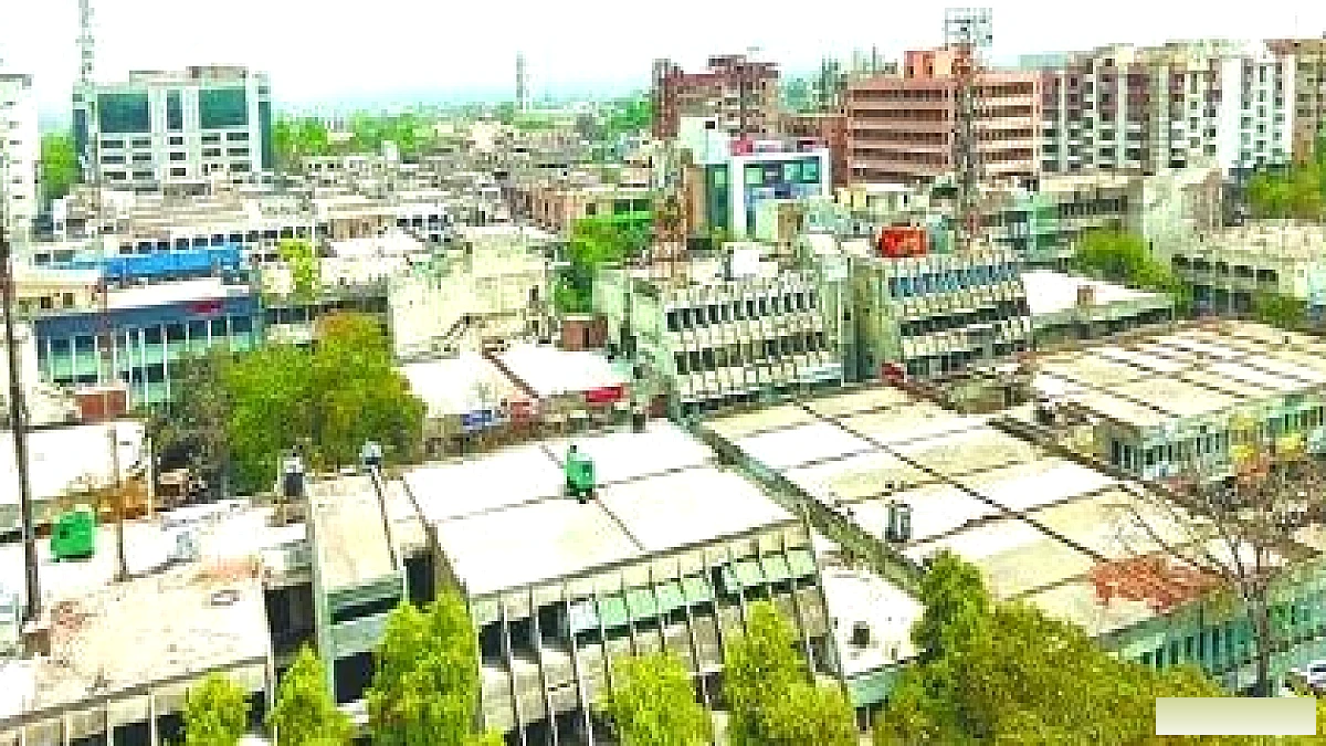 आगरा की हवा बनी जहरीली: 39 चौराहों में से 32 पर प्रदूषण, पानी के टैंकर सड़कों पर उतरे